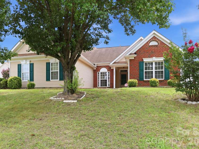 6826 Chieftain Drive, Charlotte, NC 28216.  MLS# CAR4388778, YatesRealty ID 27642. 