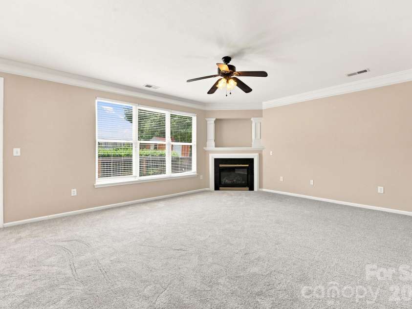 6826 Chieftain Drive, Charlotte, NC 28216.  MLS# CAR4388778, YatesRealty ID 27642. 