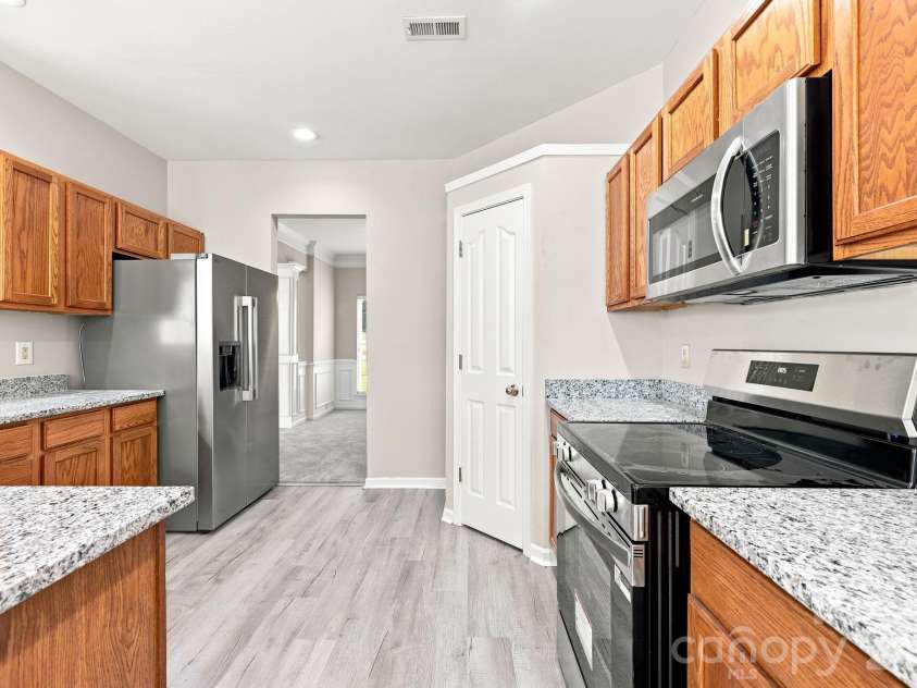 6826 Chieftain Drive, Charlotte, NC 28216.  MLS# CAR4388778, YatesRealty ID 27642. 