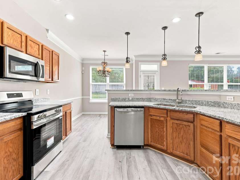 6826 Chieftain Drive, Charlotte, NC 28216.  MLS# CAR4388778, YatesRealty ID 27642. 