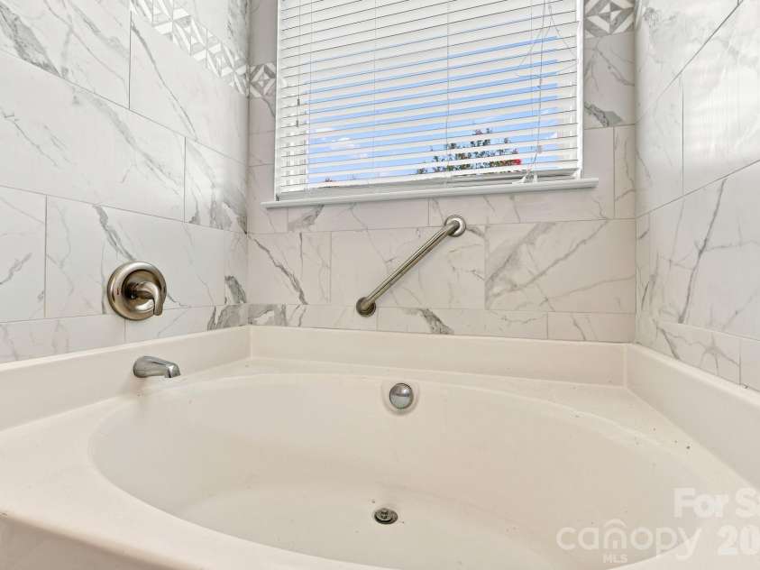 6826 Chieftain Drive, Charlotte, NC 28216.  MLS# CAR4388778, YatesRealty ID 27642. 