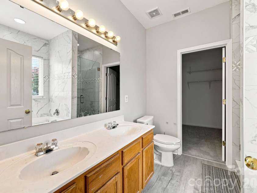 6826 Chieftain Drive, Charlotte, NC 28216.  MLS# CAR4388778, YatesRealty ID 27642. 