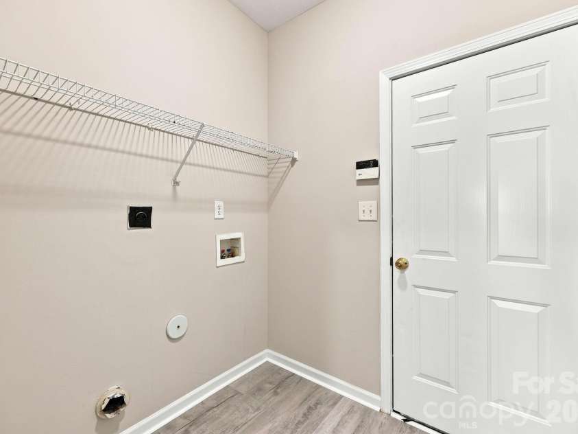 6826 Chieftain Drive, Charlotte, NC 28216.  MLS# CAR4388778, YatesRealty ID 27642. 