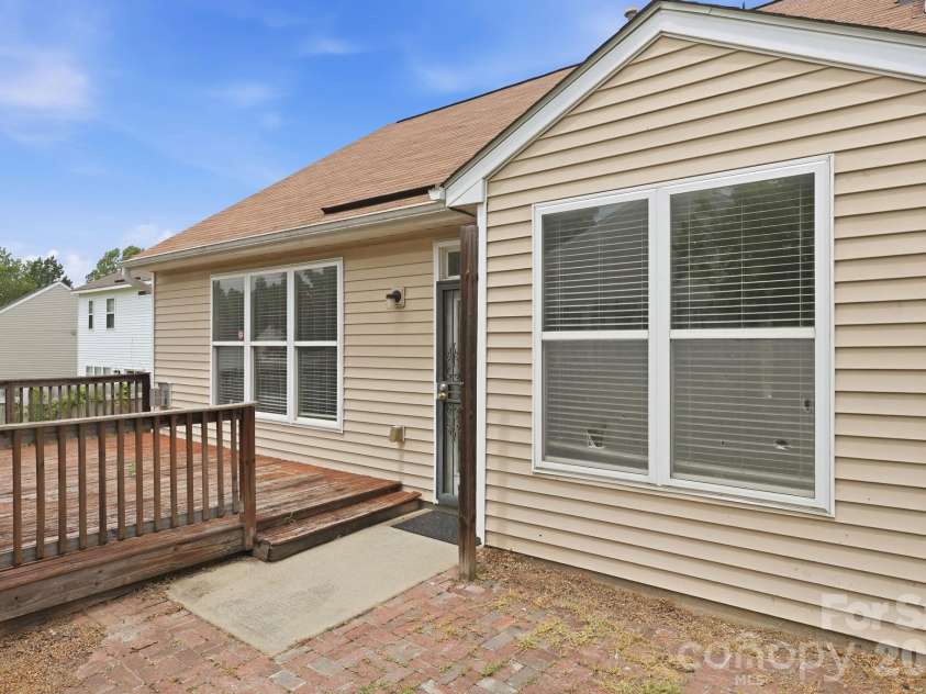 6826 Chieftain Drive, Charlotte, NC 28216.  MLS# CAR4388778, YatesRealty ID 27642. 