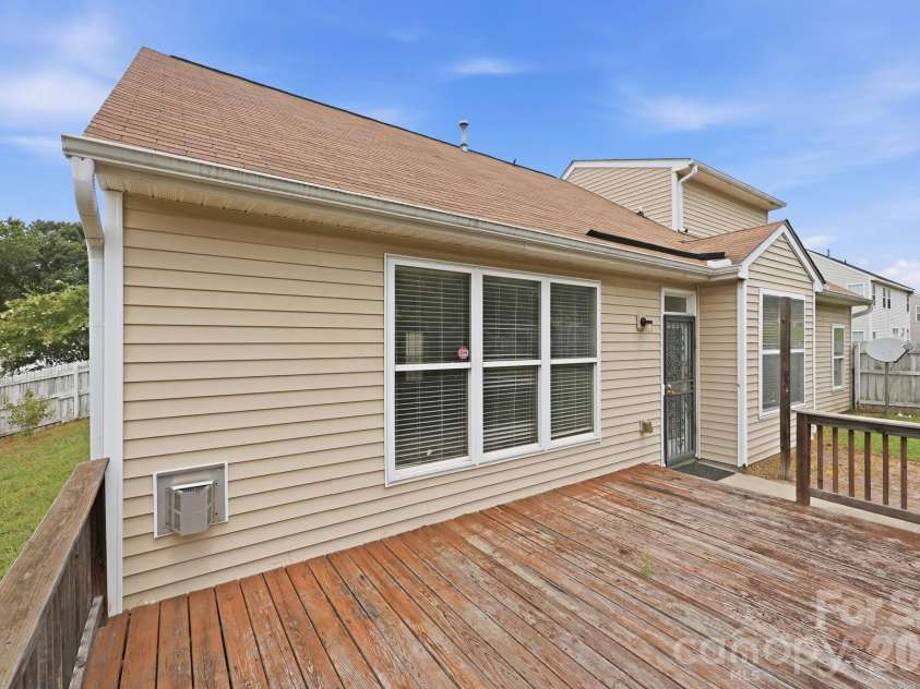 6826 Chieftain Drive, Charlotte, NC 28216.  MLS# CAR4388778, YatesRealty ID 27642. 