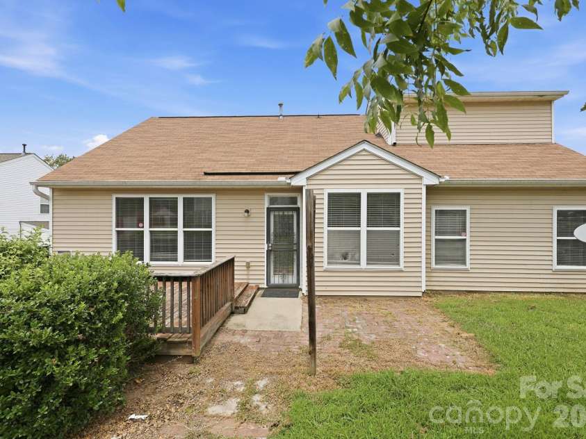 6826 Chieftain Drive, Charlotte, NC 28216.  MLS# CAR4388778, YatesRealty ID 27642. 