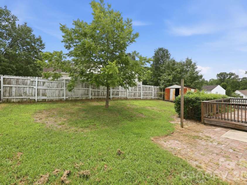 6826 Chieftain Drive, Charlotte, NC 28216.  MLS# CAR4388778, YatesRealty ID 27642. 
