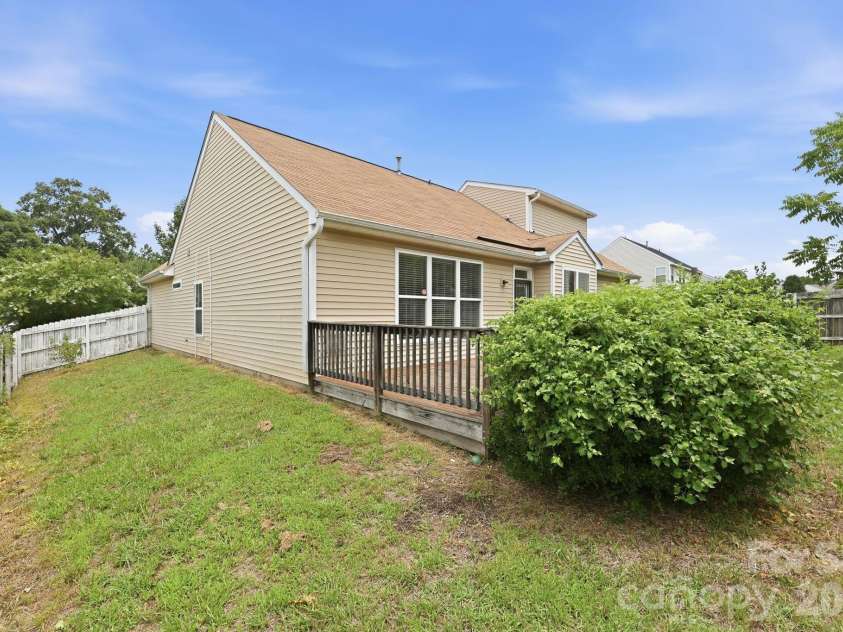 6826 Chieftain Drive, Charlotte, NC 28216.  MLS# CAR4388778, YatesRealty ID 27642. 