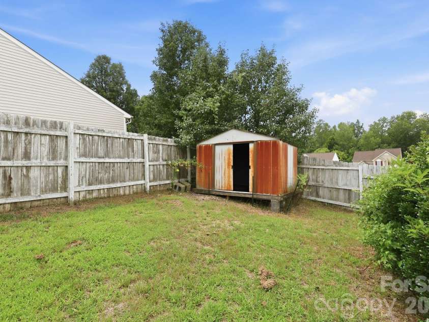 6826 Chieftain Drive, Charlotte, NC 28216.  MLS# CAR4388778, YatesRealty ID 27642. 