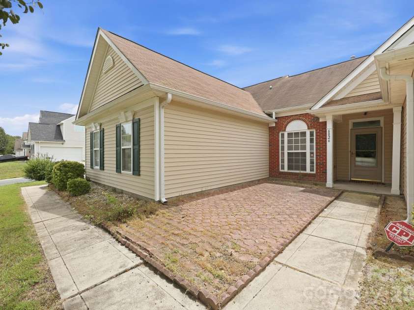 6826 Chieftain Drive, Charlotte, NC 28216.  MLS# CAR4388778, YatesRealty ID 27642. 