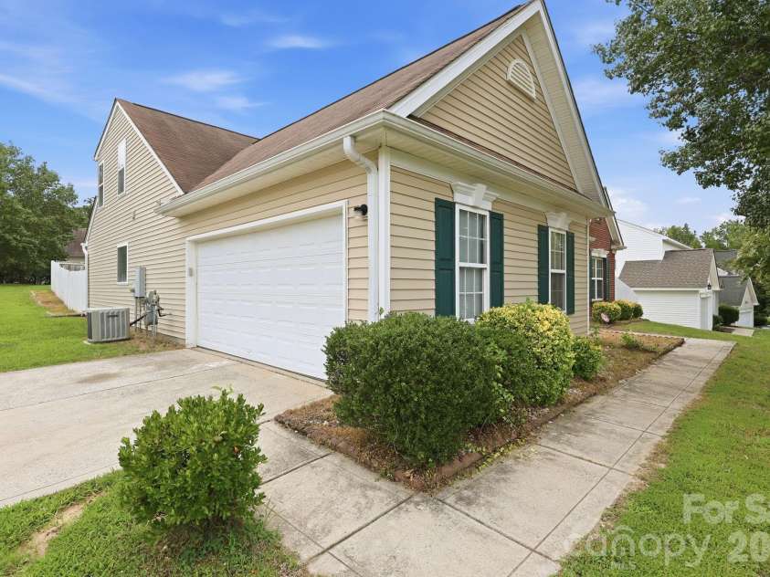 6826 Chieftain Drive, Charlotte, NC 28216.  MLS# CAR4388778, YatesRealty ID 27642. 