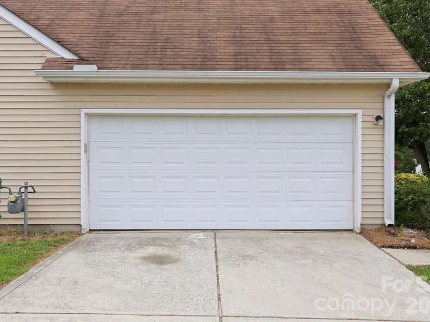 6826 Chieftain Drive, Charlotte, NC 28216.  MLS# CAR4388778, YatesRealty ID 27642. 