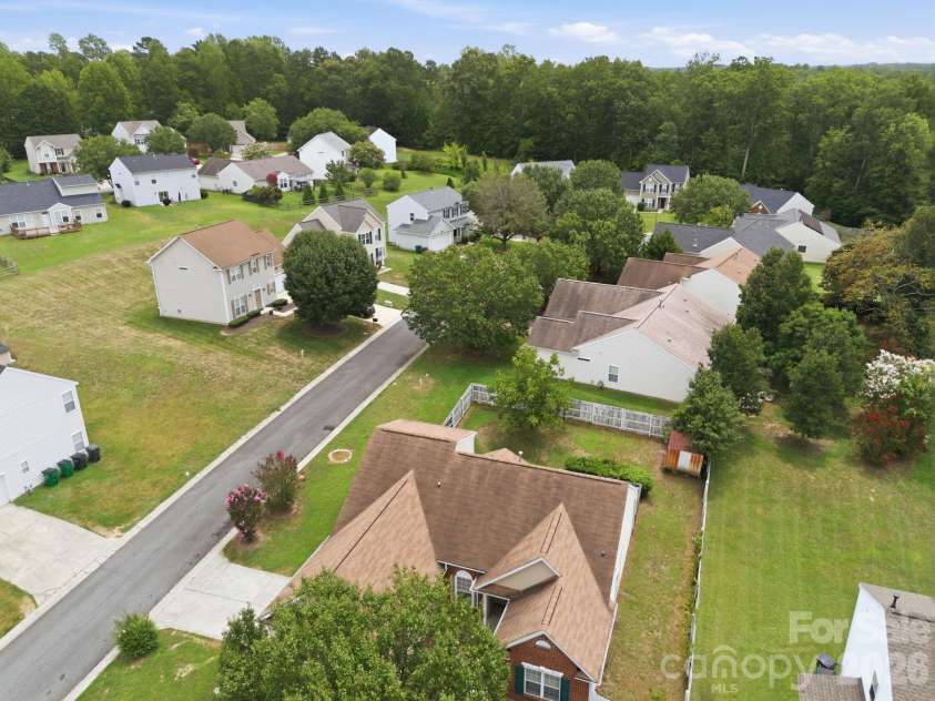 6826 Chieftain Drive, Charlotte, NC 28216.  MLS# CAR4388778, YatesRealty ID 27642. 