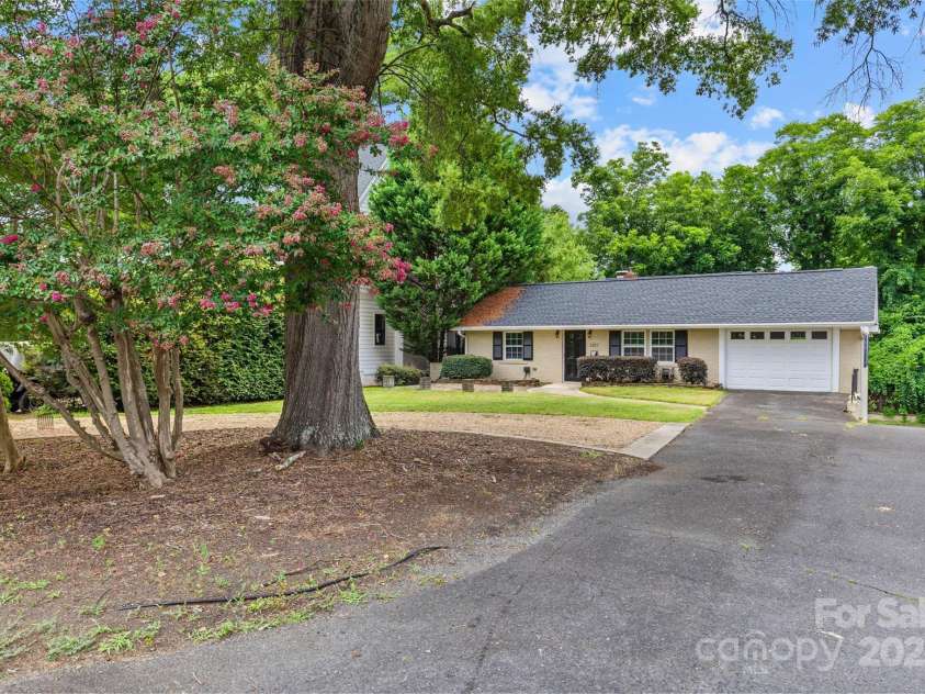 2417 Laburnum Avenue, Charlotte, NC 28205.  MLS# CAR4283552, YatesRealty ID 27643. 