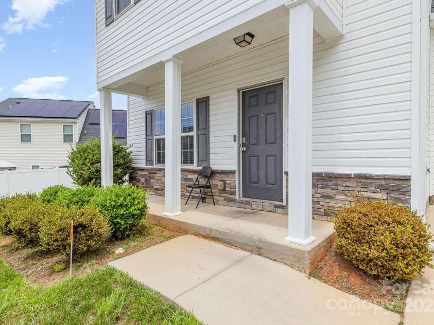 8005 Stevie Oaks Lane, Charlotte, NC 28215.  MLS# CAR4266457, YatesRealty ID 27645. 