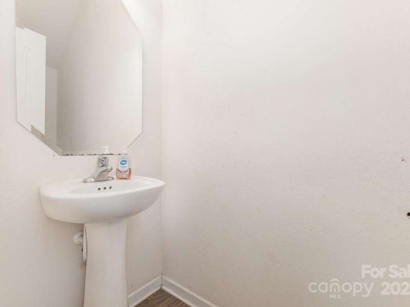 8005 Stevie Oaks Lane, Charlotte, NC 28215.  MLS# CAR4266457, YatesRealty ID 27645. 