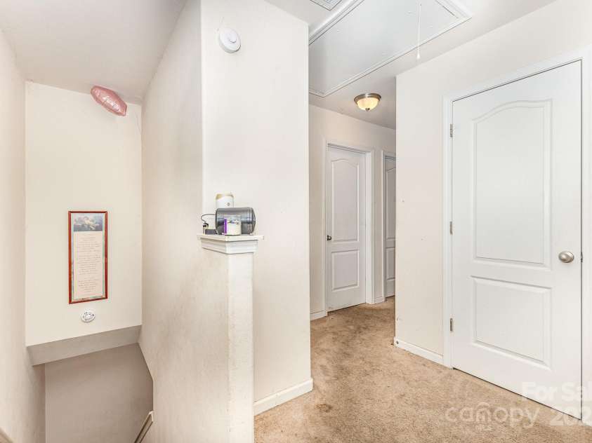 8005 Stevie Oaks Lane, Charlotte, NC 28215.  MLS# CAR4266457, YatesRealty ID 27645. 