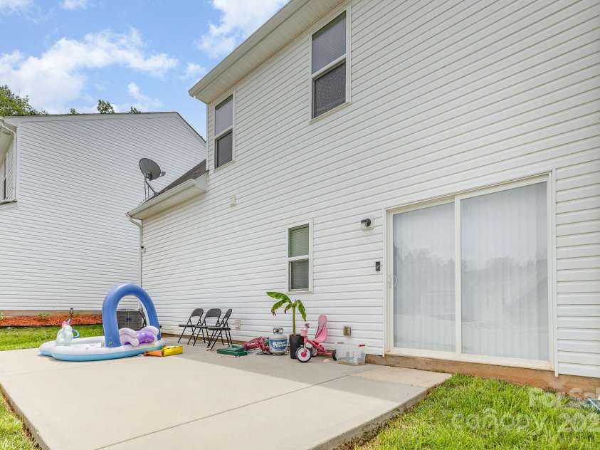 8005 Stevie Oaks Lane, Charlotte, NC 28215.  MLS# CAR4266457, YatesRealty ID 27645. 