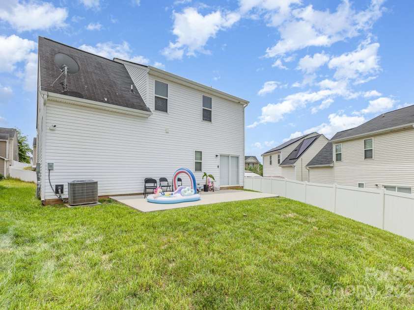 8005 Stevie Oaks Lane, Charlotte, NC 28215.  MLS# CAR4266457, YatesRealty ID 27645. 