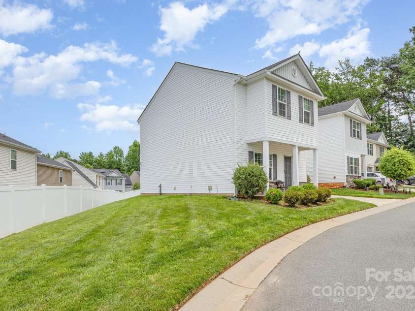 8005 Stevie Oaks Lane, Charlotte, NC 28215.  MLS# CAR4266457, YatesRealty ID 27645. 