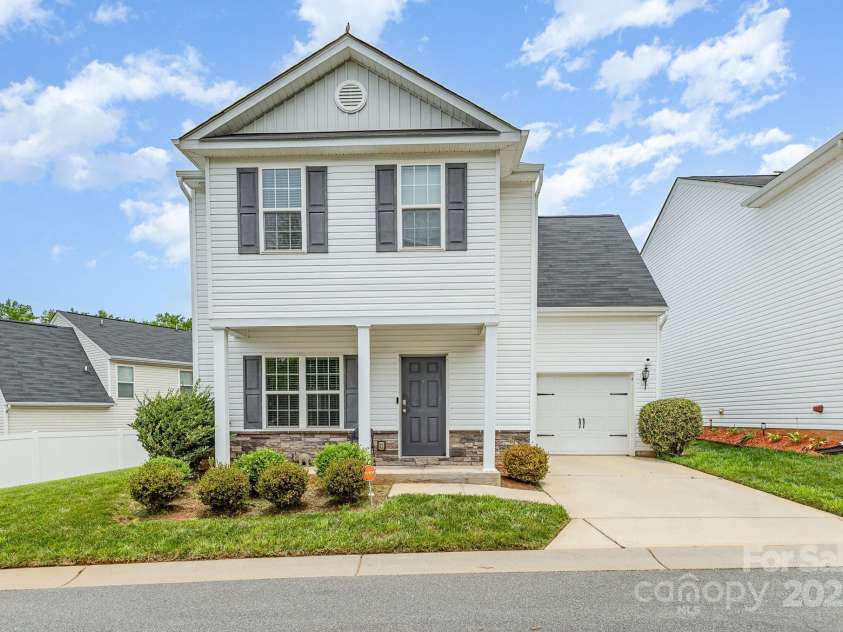8005 Stevie Oaks Lane, Charlotte, NC 28215.  MLS# CAR4266457, YatesRealty ID 27645. 