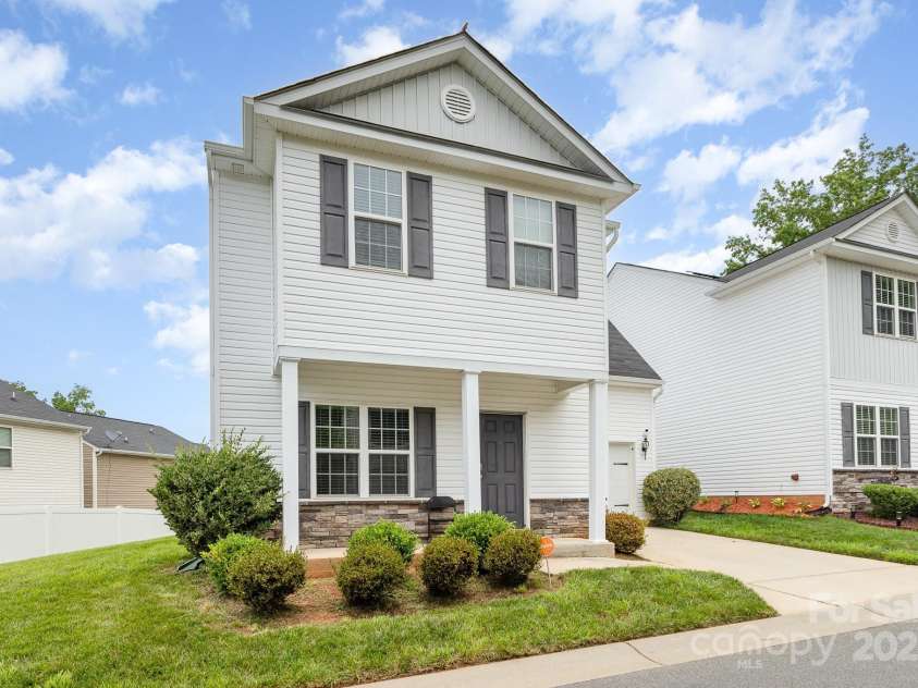 8005 Stevie Oaks Lane, Charlotte, NC 28215.  MLS# CAR4266457, YatesRealty ID 27645. 