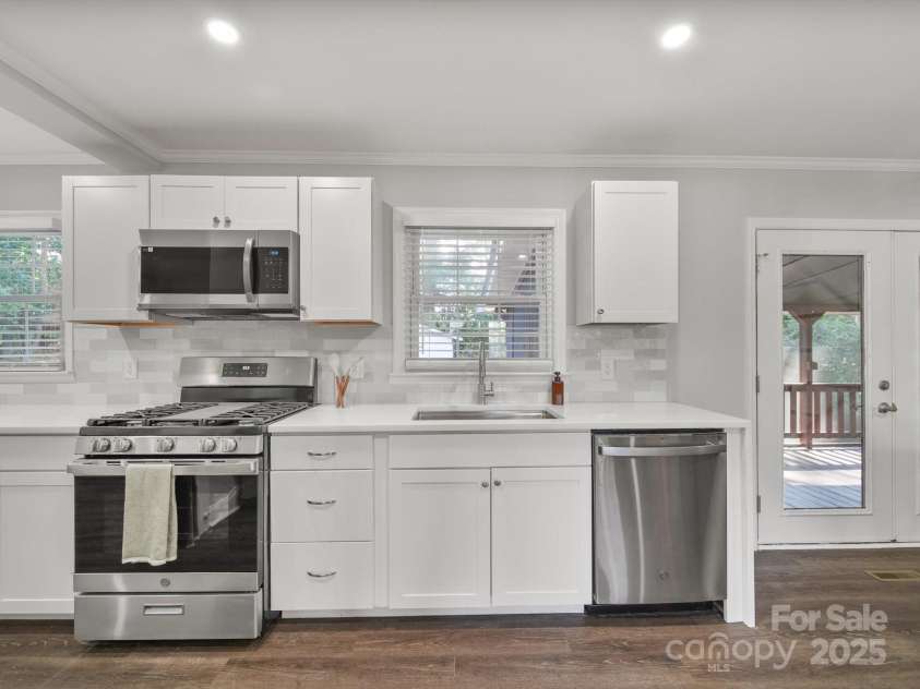 6401 Montpelier Road, Charlotte, NC 28210.  MLS# CAR4271537, YatesRealty ID 27646. Kitchen
