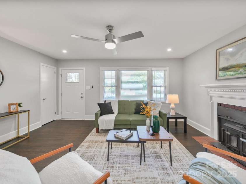 6401 Montpelier Road, Charlotte, NC 28210.  MLS# CAR4271537, YatesRealty ID 27646. Living Room
