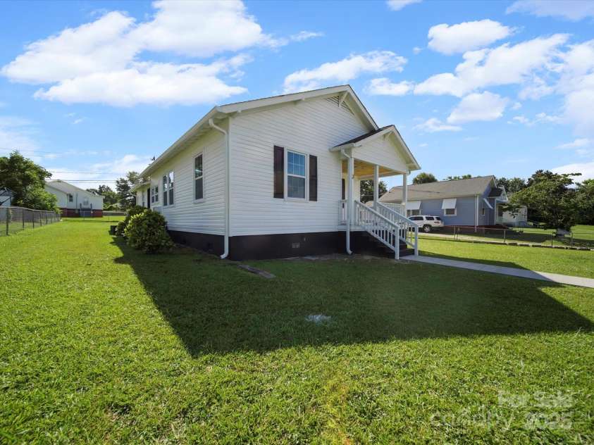 3 Maple Street, Great Falls, SC 29055.  MLS# CAR4283364, YatesRealty ID 27647. 