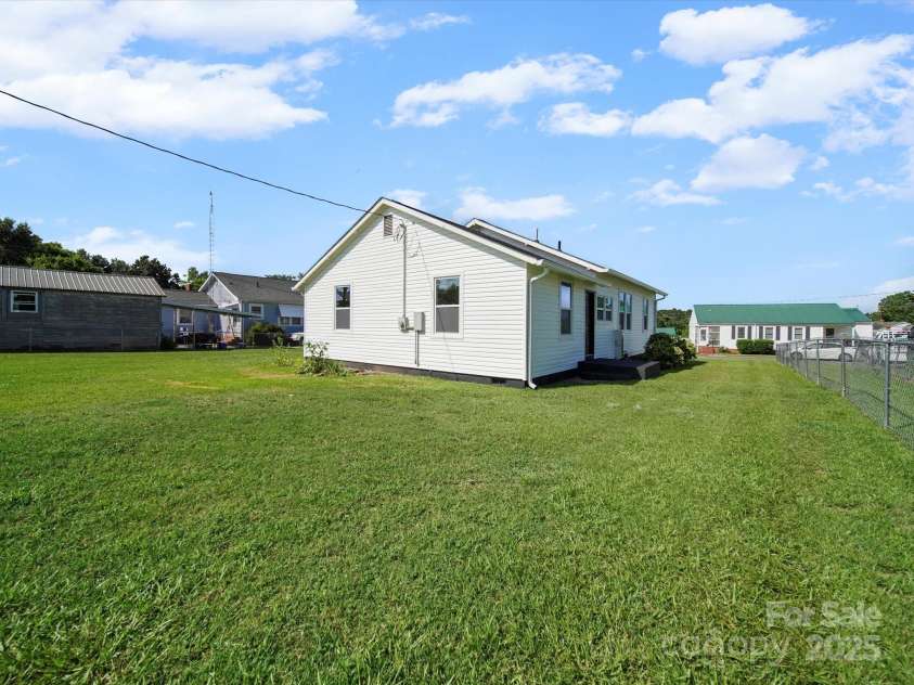 3 Maple Street, Great Falls, SC 29055.  MLS# CAR4283364, YatesRealty ID 27647. 