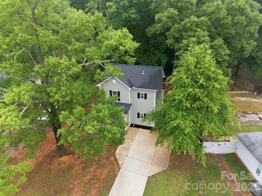 8625 Terra Cotta Drive, Charlotte, NC 28215.  MLS# CAR4387374, YatesRealty ID 27647. 