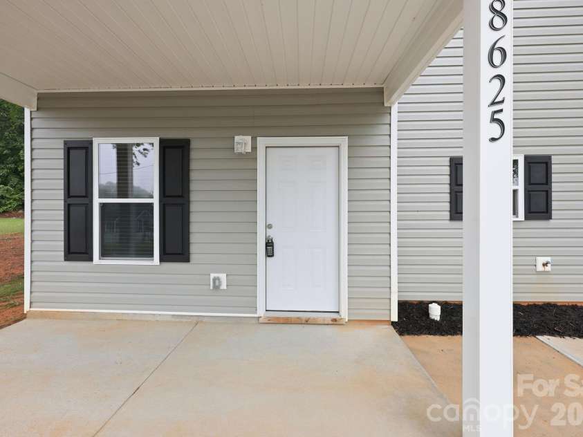 8625 Terra Cotta Drive, Charlotte, NC 28215.  MLS# CAR4387374, YatesRealty ID 27647. 
