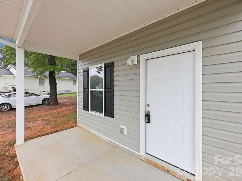 8625 Terra Cotta Drive, Charlotte, NC 28215.  MLS# CAR4387374, YatesRealty ID 27647. 