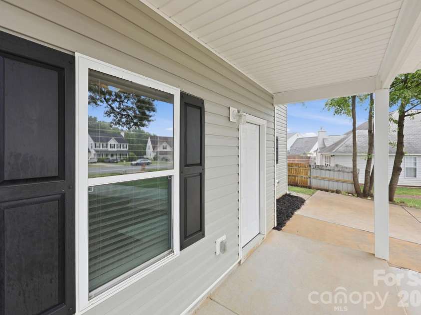 8625 Terra Cotta Drive, Charlotte, NC 28215.  MLS# CAR4387374, YatesRealty ID 27647. 