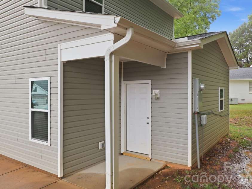 8625 Terra Cotta Drive, Charlotte, NC 28215.  MLS# CAR4387374, YatesRealty ID 27647. 