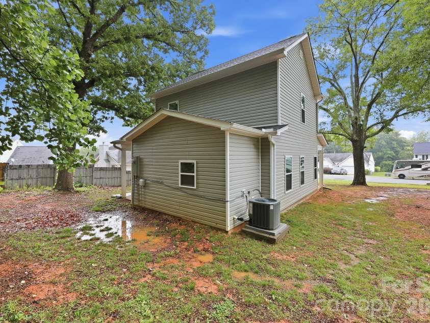 8625 Terra Cotta Drive, Charlotte, NC 28215.  MLS# CAR4387374, YatesRealty ID 27647. 