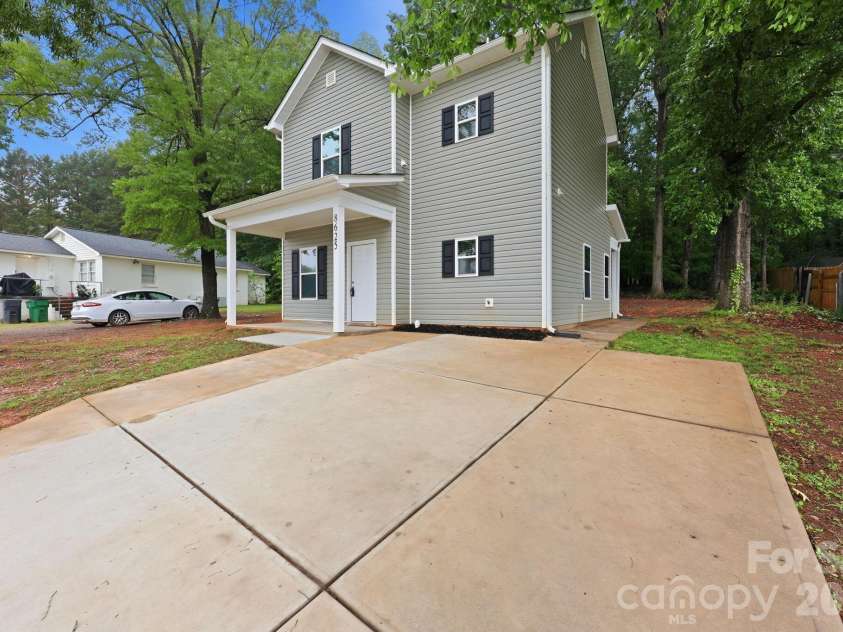 8625 Terra Cotta Drive, Charlotte, NC 28215.  MLS# CAR4387374, YatesRealty ID 27647. 