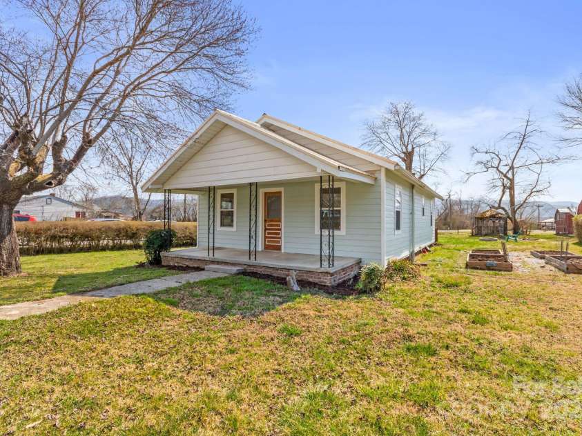 452 Old Hendersonville Highway, Brevard, NC 28712.  MLS# CAR4226407, YatesRealty ID 27652. A fully renovated house ready to welcome you home