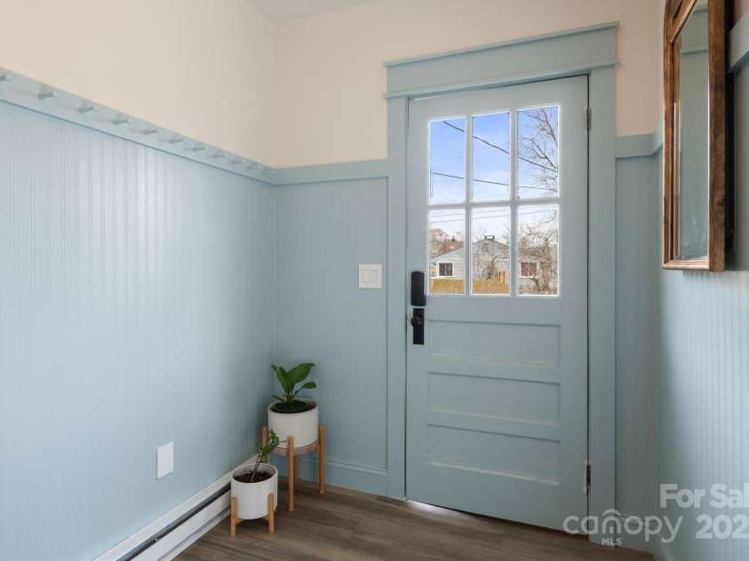 452 Old Hendersonville Highway, Brevard, NC 28712.  MLS# CAR4226407, YatesRealty ID 27652. Beautifully painted in tasteful colors