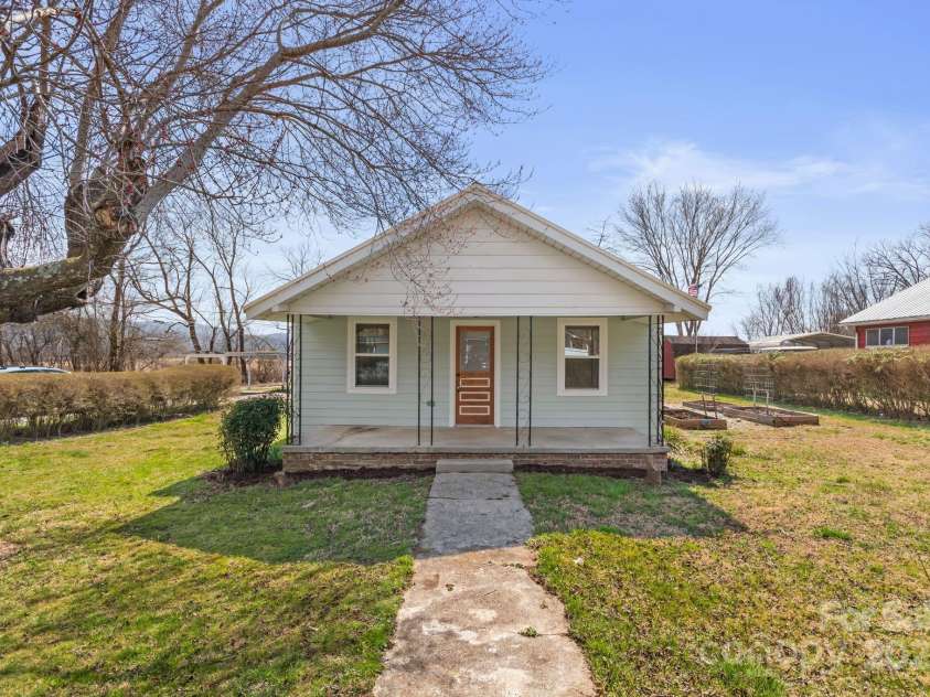 452 Old Hendersonville Highway, Brevard, NC 28712.  MLS# CAR4226407, YatesRealty ID 27652. Cozy charm meets curb appeal