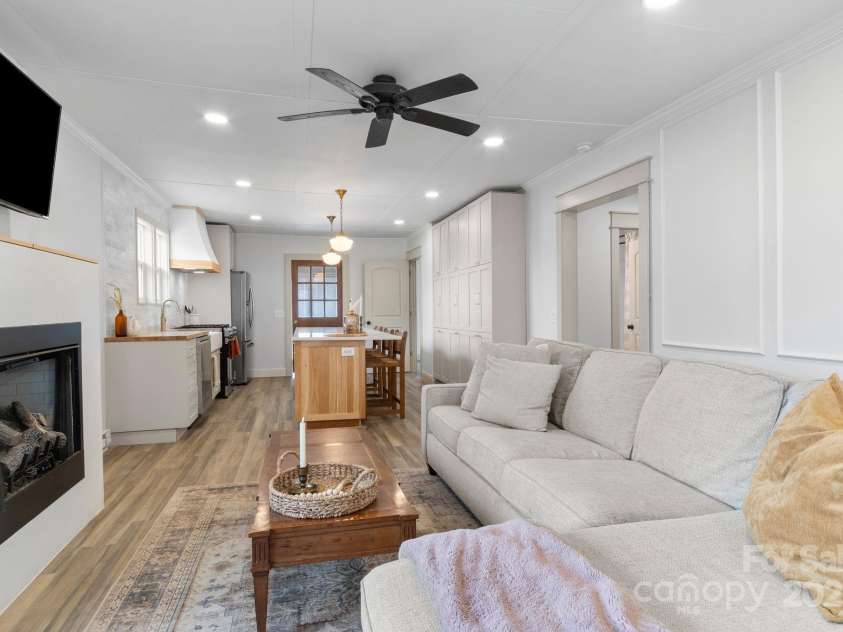 452 Old Hendersonville Highway, Brevard, NC 28712.  MLS# CAR4226407, YatesRealty ID 27652. Experience ultimate comfort with a natural gas fireplace and an open floorplan that offers warmth throughout the home
