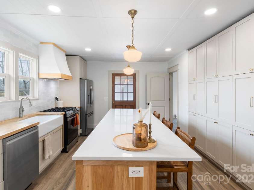 452 Old Hendersonville Highway, Brevard, NC 28712.  MLS# CAR4226407, YatesRealty ID 27652. Sleek, modern kitchen appliances and quartz countertops ready for your culinary creations