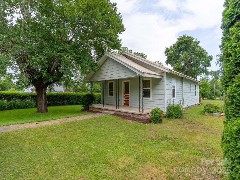 452 Old Hendersonville Highway, Brevard, NC 28712.  MLS# CAR4226407, YatesRealty ID 27652. Welcome to 452 Old Hendersonville Hwy!