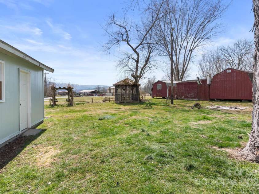 452 Old Hendersonville Highway, Brevard, NC 28712.  MLS# CAR4226407, YatesRealty ID 27652. Whether it's a garden, outdoor living space, or play area, the possibilities are endless