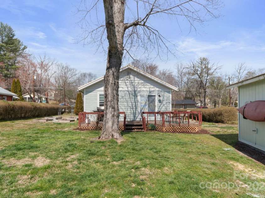 452 Old Hendersonville Highway, Brevard, NC 28712.  MLS# CAR4226407, YatesRealty ID 27652. With plenty of sunlit garden space, this yard is perfect for growing your favorite plants