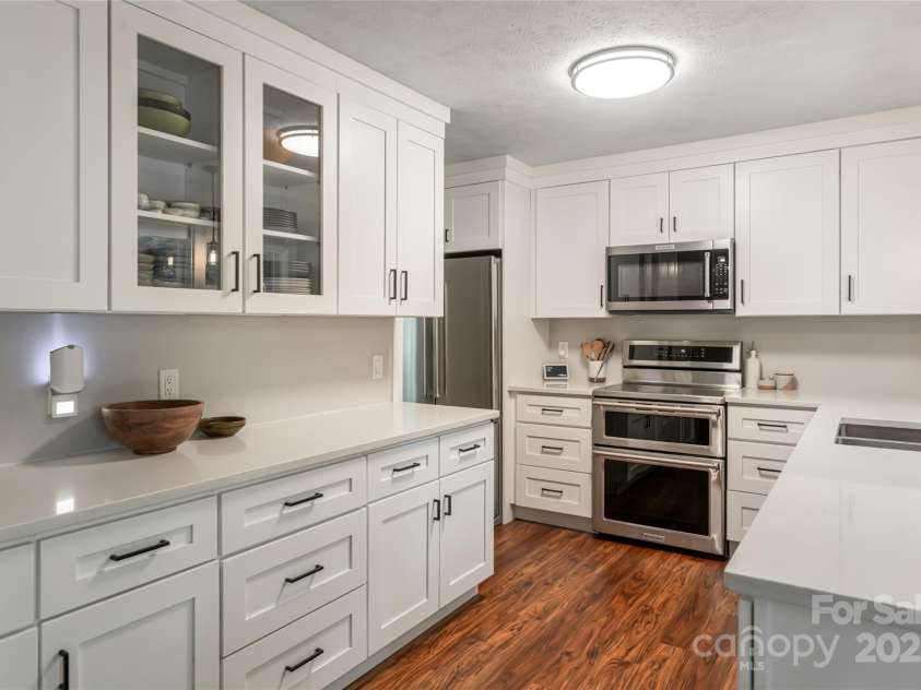 74 English Drive, Candler, NC 28715.  MLS# CAR4279672, YatesRealty ID 27657. 
