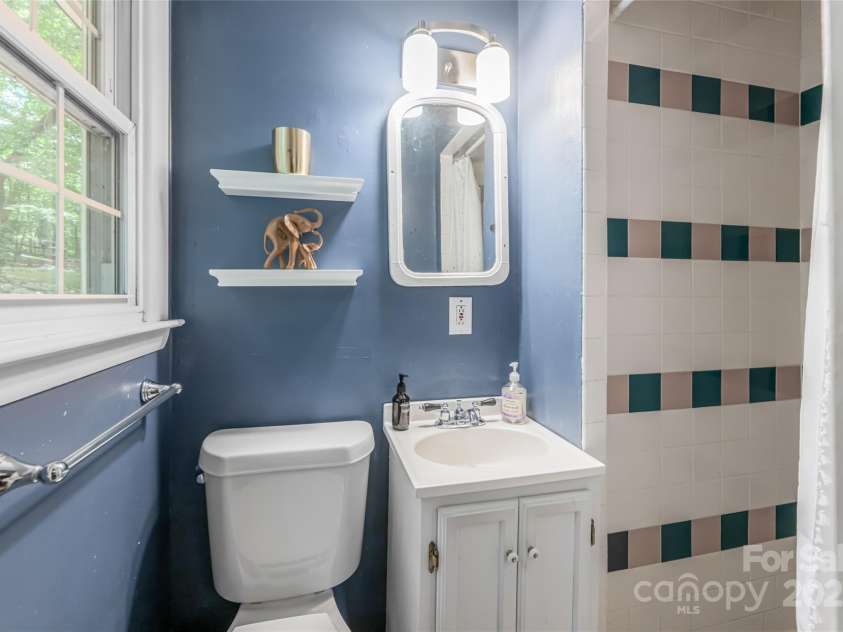 74 English Drive, Candler, NC 28715.  MLS# CAR4279672, YatesRealty ID 27657. 