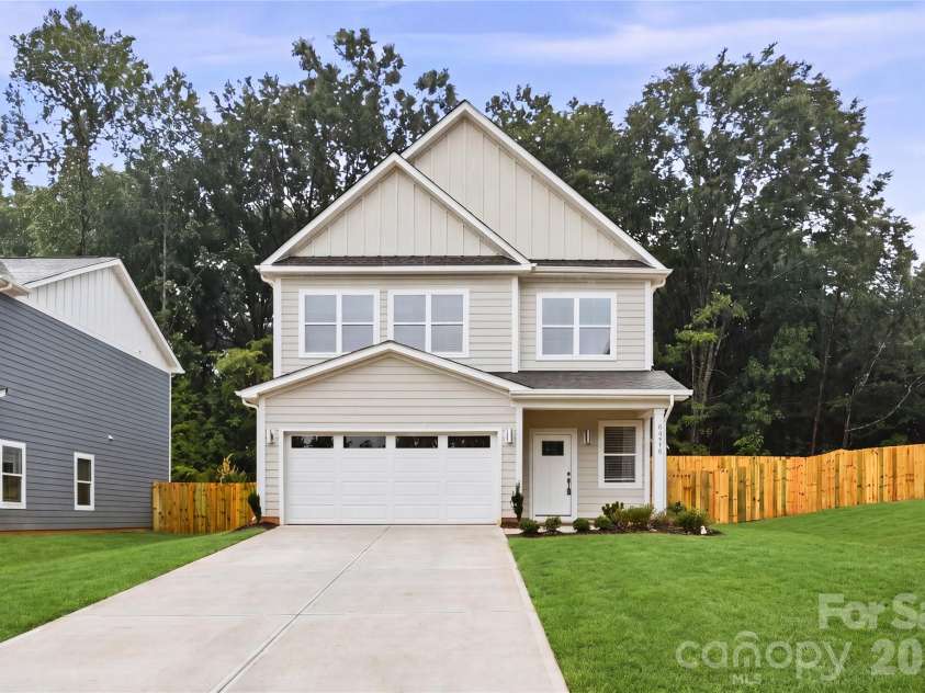 9218 Pinenoll Lane, Charlotte, NC 28215.  MLS# CAR4376745, YatesRealty ID 27657. 