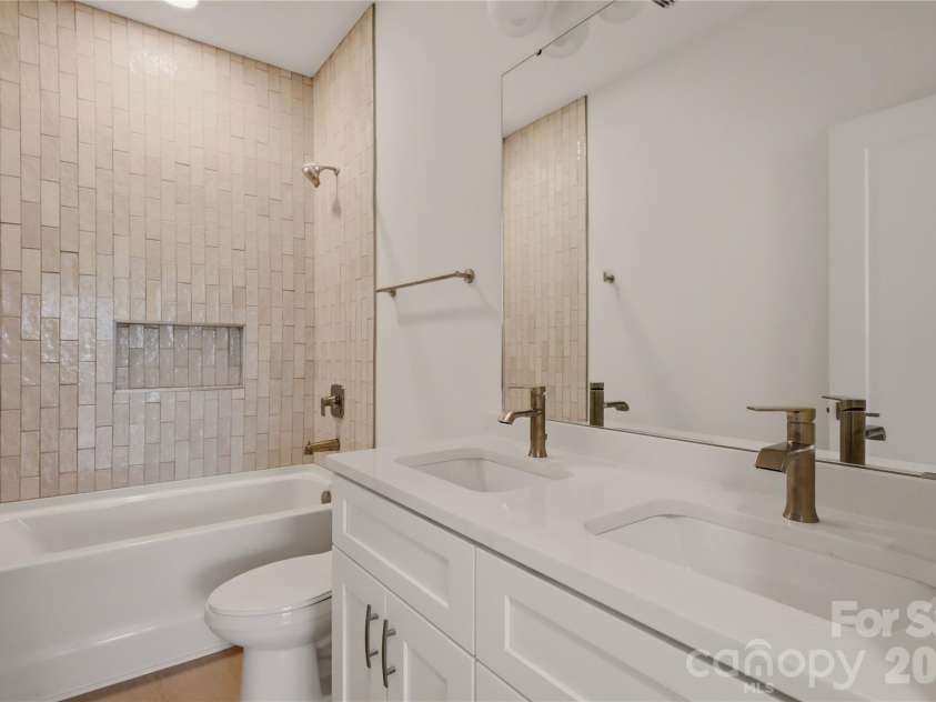 9218 Pinenoll Lane, Charlotte, NC 28215.  MLS# CAR4376745, YatesRealty ID 27657. Secondary bath on upper