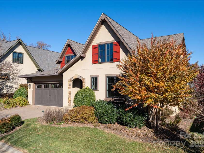 38 Chantilly Drive, Asheville, NC 28804.  MLS# CAR4320562, YatesRealty ID 2766. 